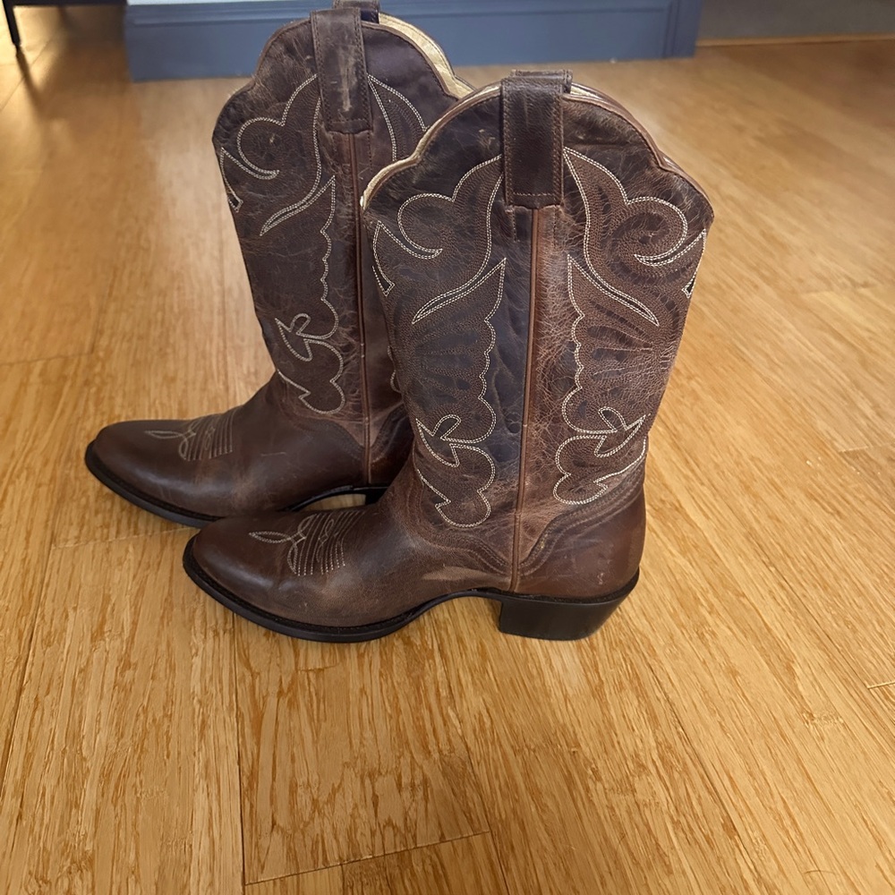 Step out in Western style with these JB. Dillion Women’s Leather Boots 👢